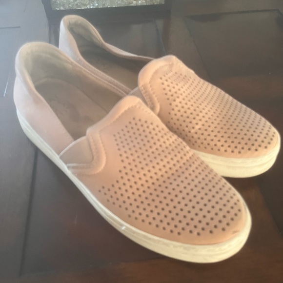 Tennis shoes and shoes - Picture 10 of 13